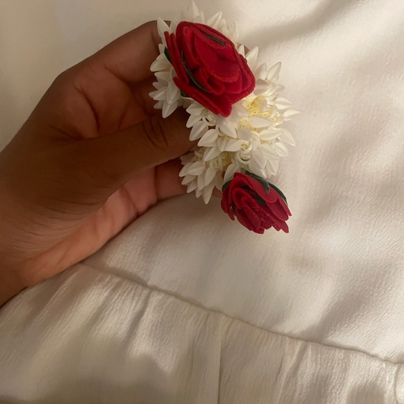 Gajra Hair Tie with Roses (artificial) - Picture 3 of 4
